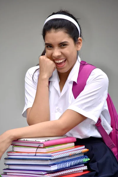 Kız öğrenci ve okul üniforması giyen kahkaha