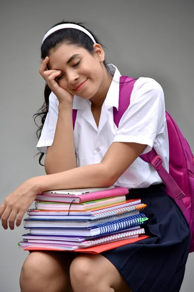 Dizüstü bilgisayarlar ile şirin kız öğrencinin hayal