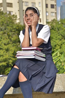 Dizüstü bilgisayarlar ile okul üniforması giyen kız öğrenci şok