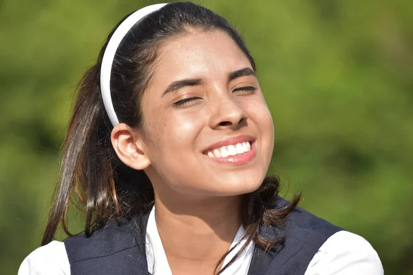 Gülümseyen Şirin Kolombiyalı Genç Kız — Stok fotoğraf