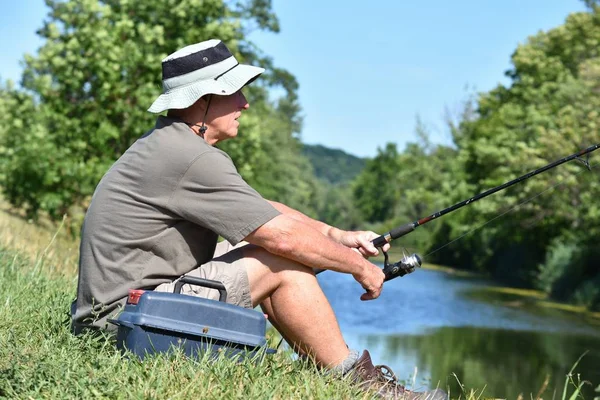 Aposentado Masculino Pescador Sentado Com Pesca Rod Livre — Fotografia de Stock