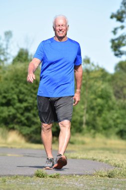 Parkta yürüyüş spor ayakkabı giyiyor