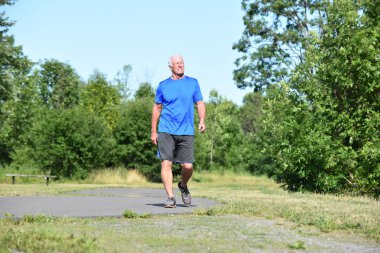 Eski erkek kıdemli ve mutluluk giyiyor spor ayakkabı yürüyüş