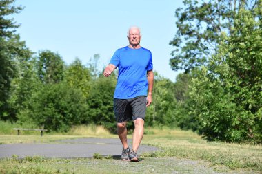 Egzersiz spor ayakkabı giyen emekli adam