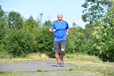 Eski kişi ve parkta koşu mutluluk