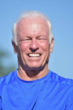 Atletik erkek kıdemli gülümseyen