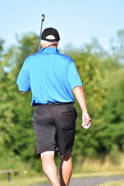 Golf sahasında Golf Kulübü ile açık havada erkek golfçü