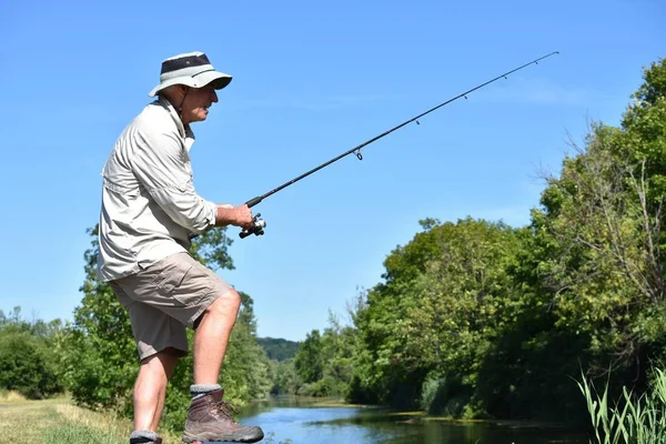 Rod Reel Balıkçılık Ile Ayakta Emekli Erkek Balıkçı — Stok fotoğraf