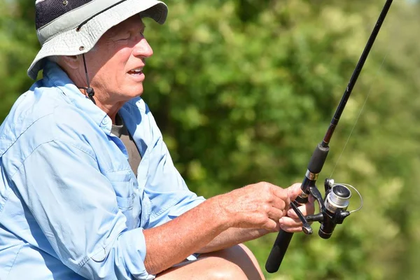 Rod Reel Açık Havada Heyecansız Yetişkin Erkek Balıkçı — Stok fotoğraf