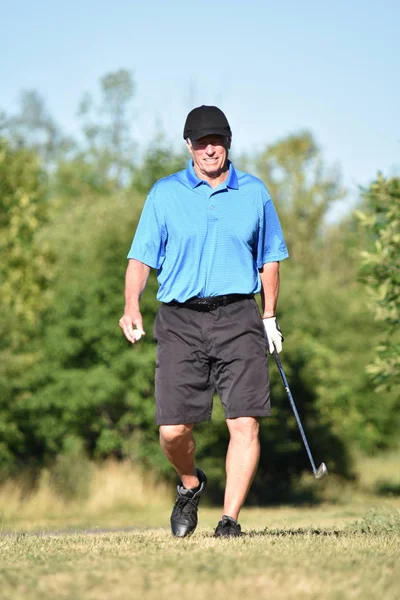Passen Van Volwassen Mannelijke Atleet Geluk Bij Golfclub Wandelen — Stockfoto