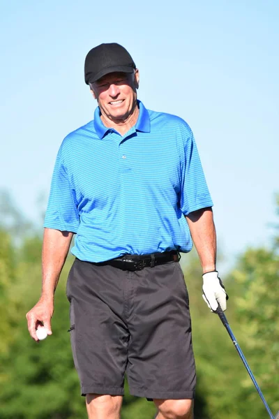 Gepensioneerde Atletische Man Geluk Met Golf Club — Stockfoto