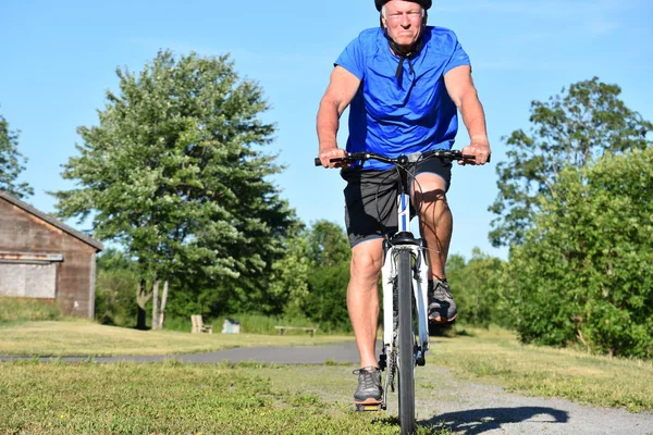 Ciclista Masculino Sin Emociones Montar Bicicleta — Foto de Stock