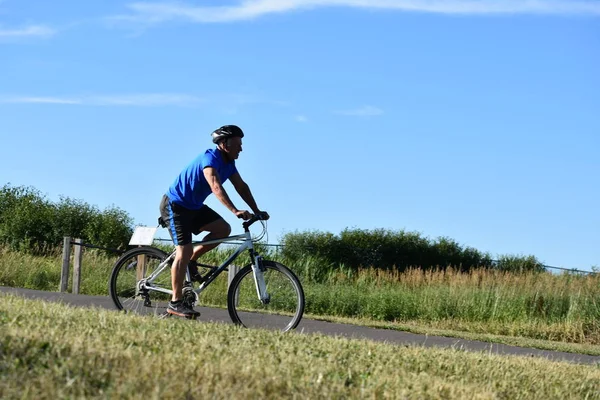 Atleta Retiree Ciclista Masculino Trabajando Con Casco Montar Bicicleta — Foto de Stock