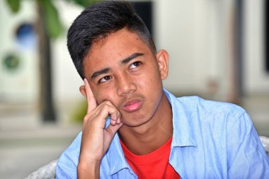 Genç bir çocuk karar