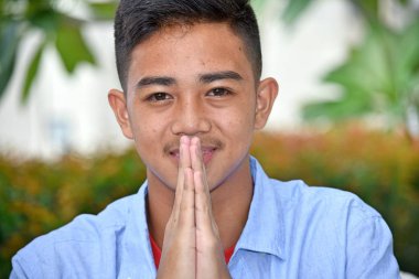 Yakışıklı Asya erkek dua