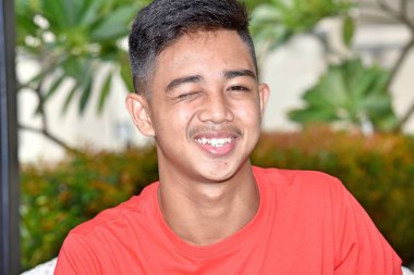 Göz kırpıyor bir azınlık erkek