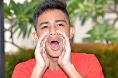 Bağıran bir genç çocuk