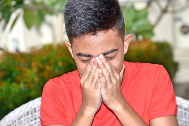 Utangaç Genç Bir Kişi