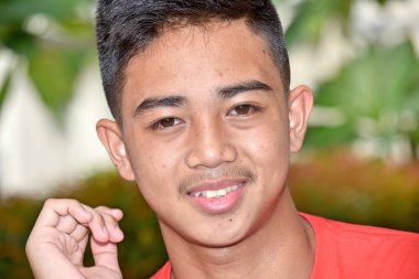 İyi görünümlü genç çocuk gülümseyen