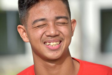 Göz kırpıyor bir Filipino erkek