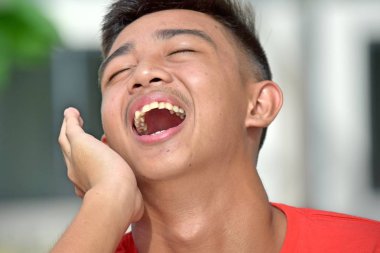 Yakışıklı bir gençlik gülüyor