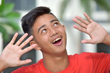 Yakışıklı Asya kişi şaşırttı