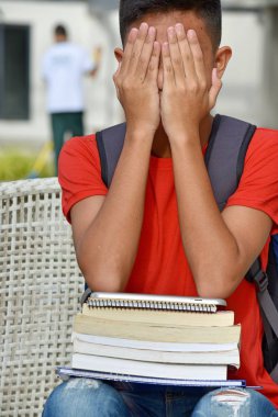 Utanç yakışıklı Filipino çocuk öğrenci