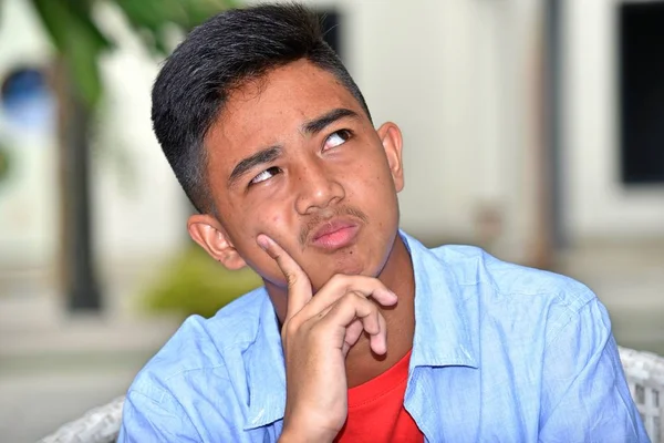 Düşünceli iyi görünümlü erkek çocuk