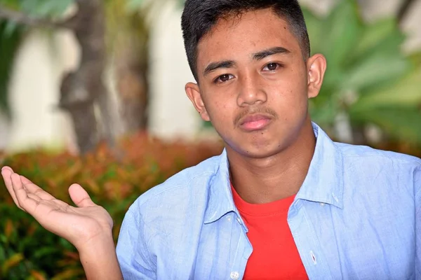 Kararsız iyi görünümlü azınlık erkek