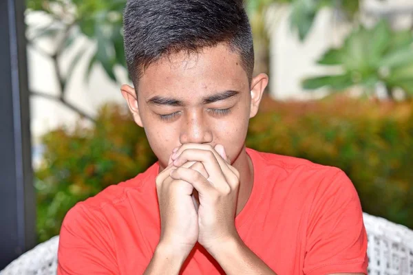 Dua bir yakışıklı erkek