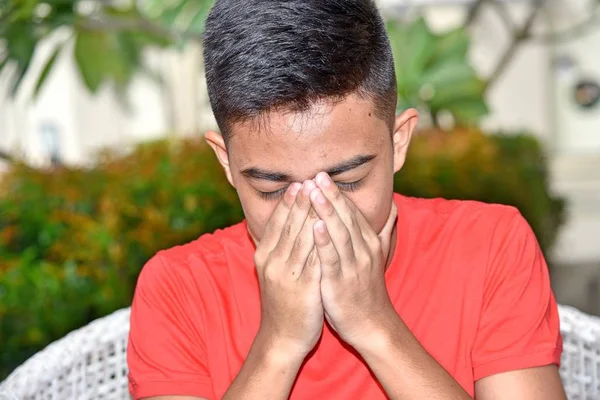 Utangaç Genç Bir Kişi