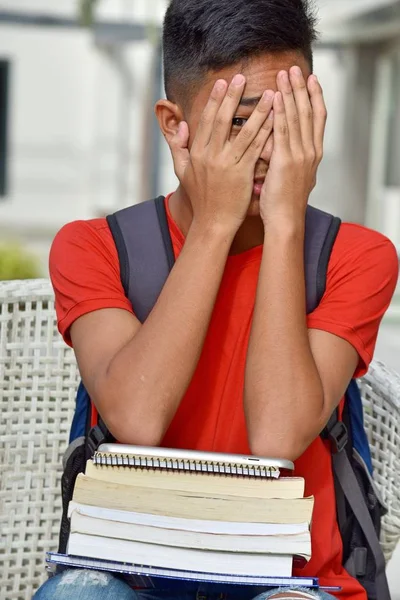 Bir Asya öğrenci korkuyor