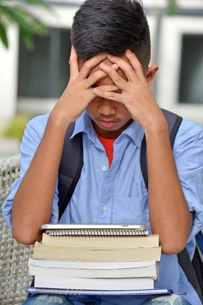 Yakışıklı Asya erkek öğrenci kitapları ile stres altında
