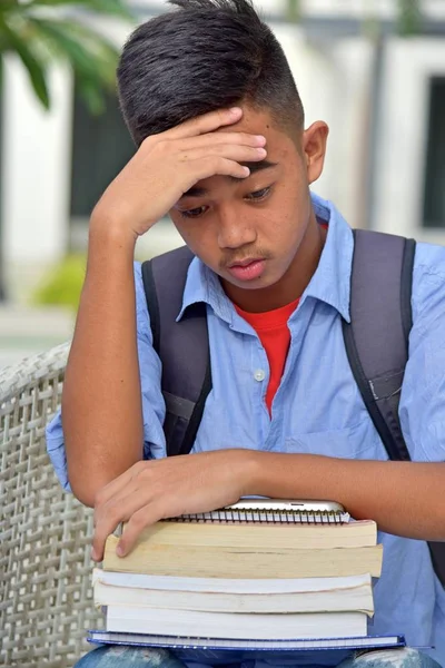 Maschio Studente Processo Decisionale Con Libri — Foto Stock