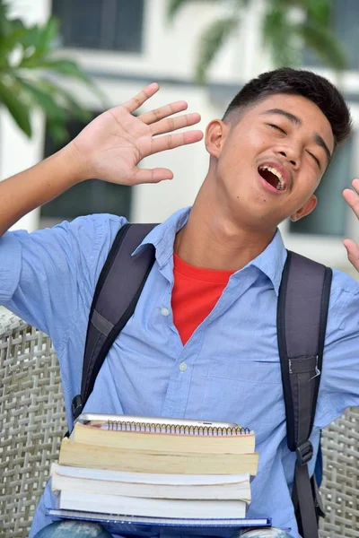 Eğlenceli çocuk öğrenci dizüstü bilgisayarlar ile