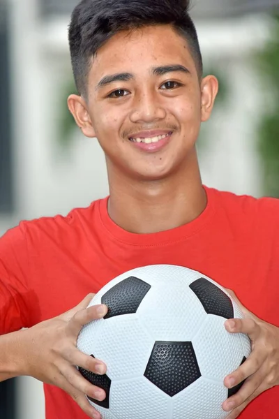 Sorrindo Filipino Jogador Futebol Masculino Com Bola Futebol — Fotografia de Stock