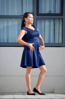 Azınlık kadın poz etek giyiyor