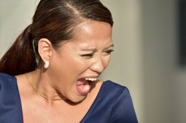 Genç filipina kadın çığlık