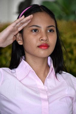 Genç azınlık kadın Saluting