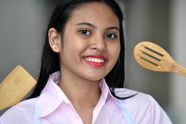 Aşçılık Aletleri Olan Kadın Gençler