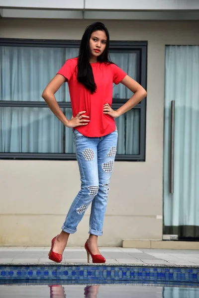 Linda Minoría Femenina Posando Condominio — Foto de Stock