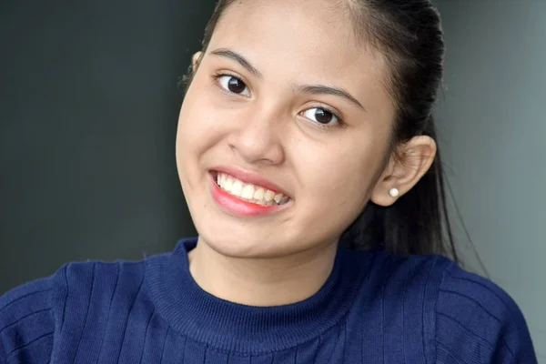 Sorrindo Bonito Minoria Adolescente Menina — Fotografia de Stock