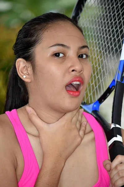 Asiatisk Flicka Tennisspelare Med Ont Halsen — Stockfoto