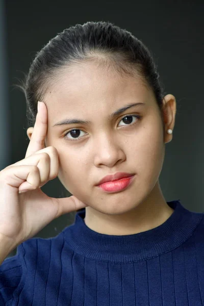 Menina Jovem Fazendo Uma Decisão — Fotografia de Stock