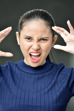 Korkutucu bir genç kız.