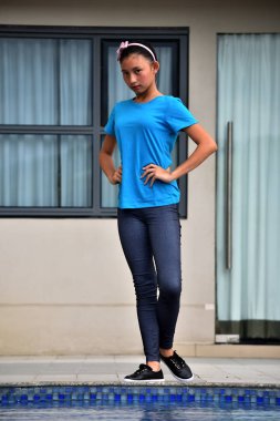 Ciddi şirin farklı kız evi tarafından ayakta