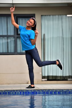 Genç Filipina kadın ve mutluluk ayakta