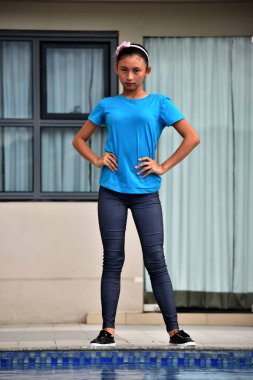 Filipina kınamak tarafından duran kişi poz