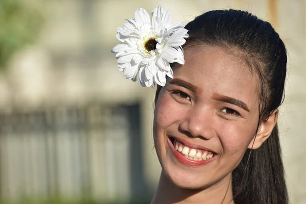 花笑みを浮かべてマイノリティ女性 — ストック写真