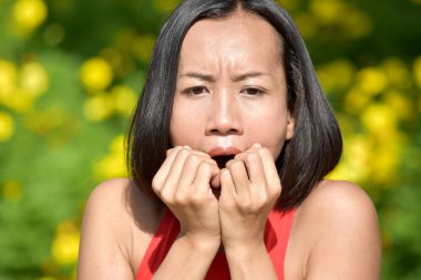 Güzel bir kadın korkuyor